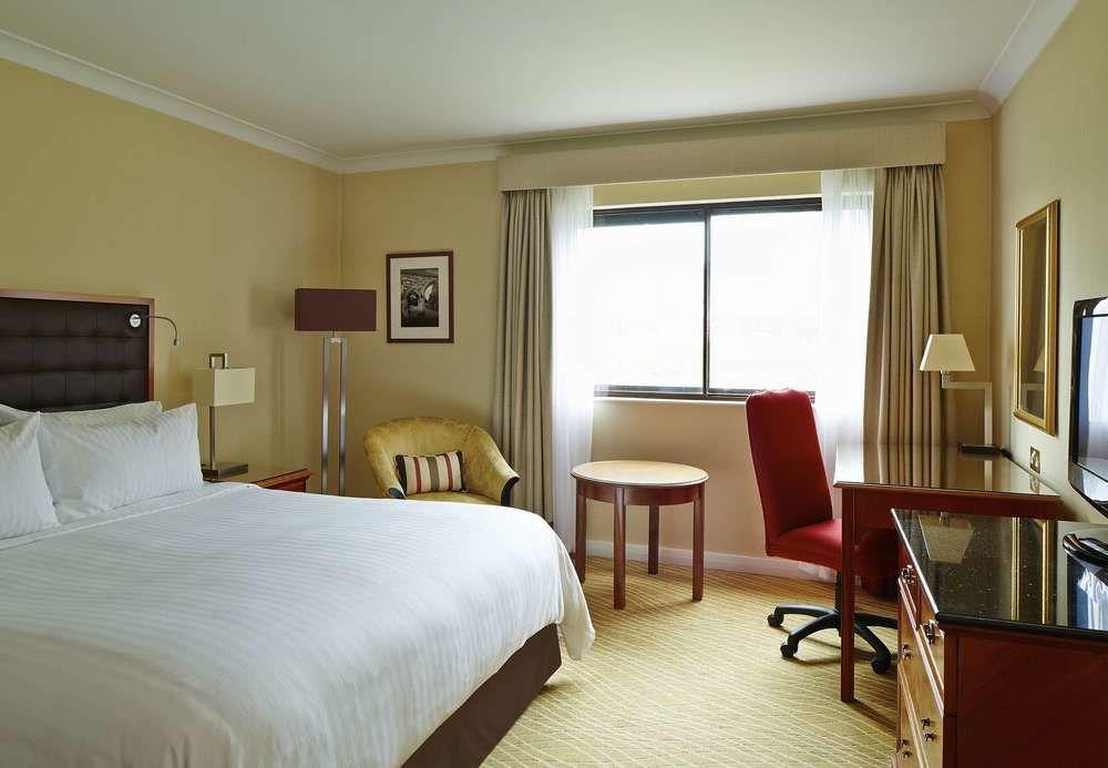 Delta Hotels By Marriott Cheshunt Broxbourne Bagian luar foto