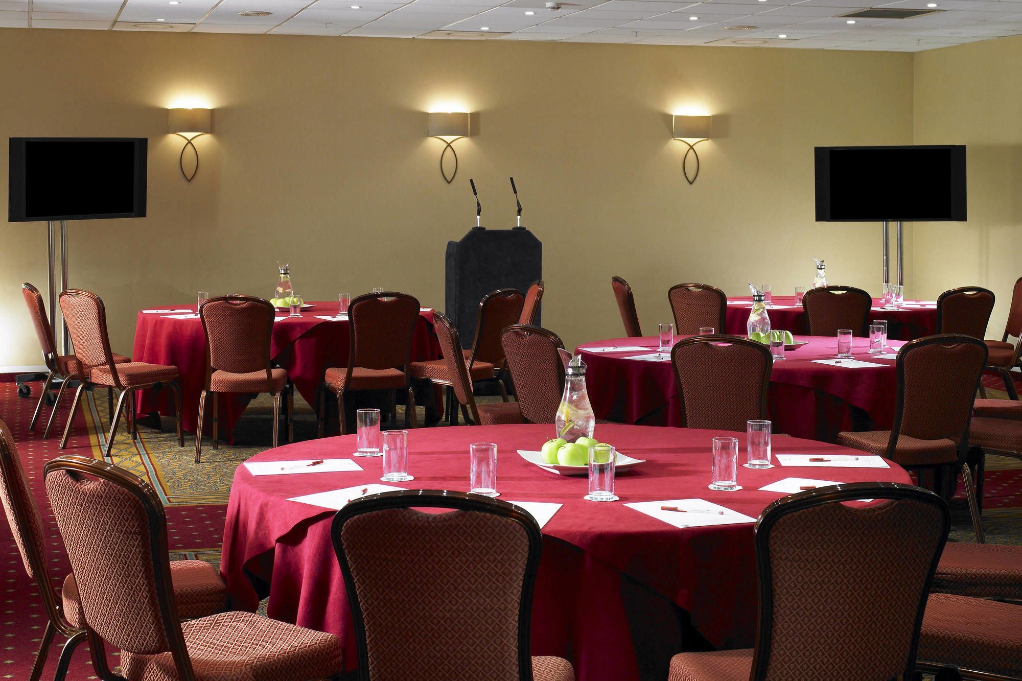Delta Hotels By Marriott Cheshunt Broxbourne Bagian luar foto
